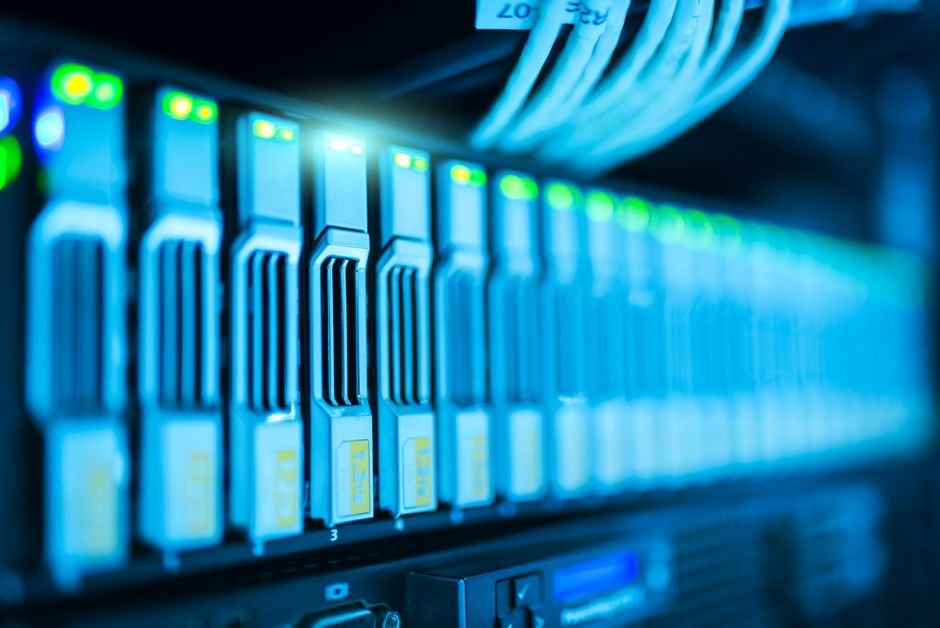 Servidor de banco de dados com luzes indicando armazenamento