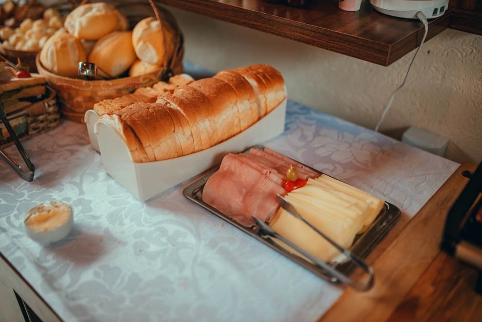 Mesa de café da manhã farto servido em pousada