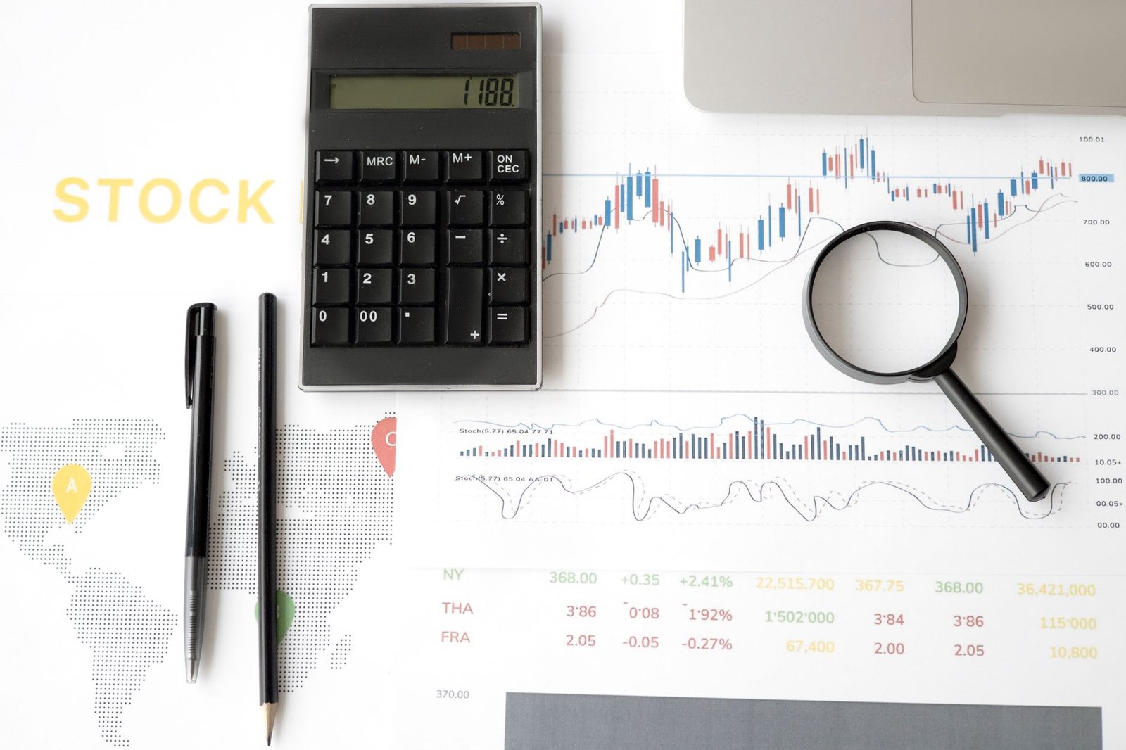 Análise financeira com calculadora e planilhas sobre a mesa