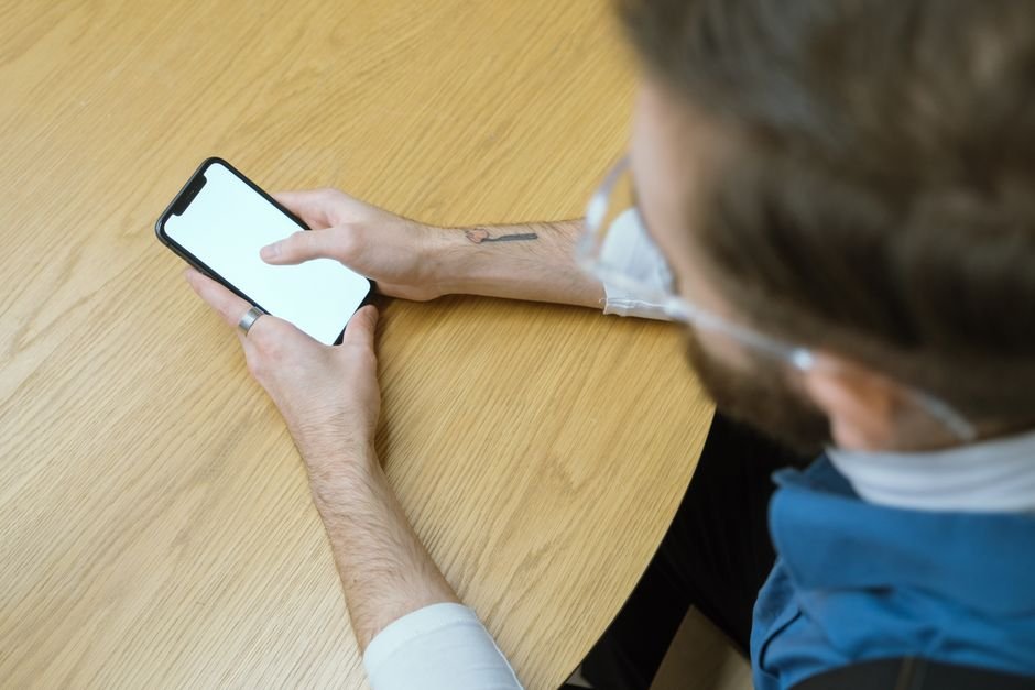 Pessoa conferindo número de telefone na tela do celular
