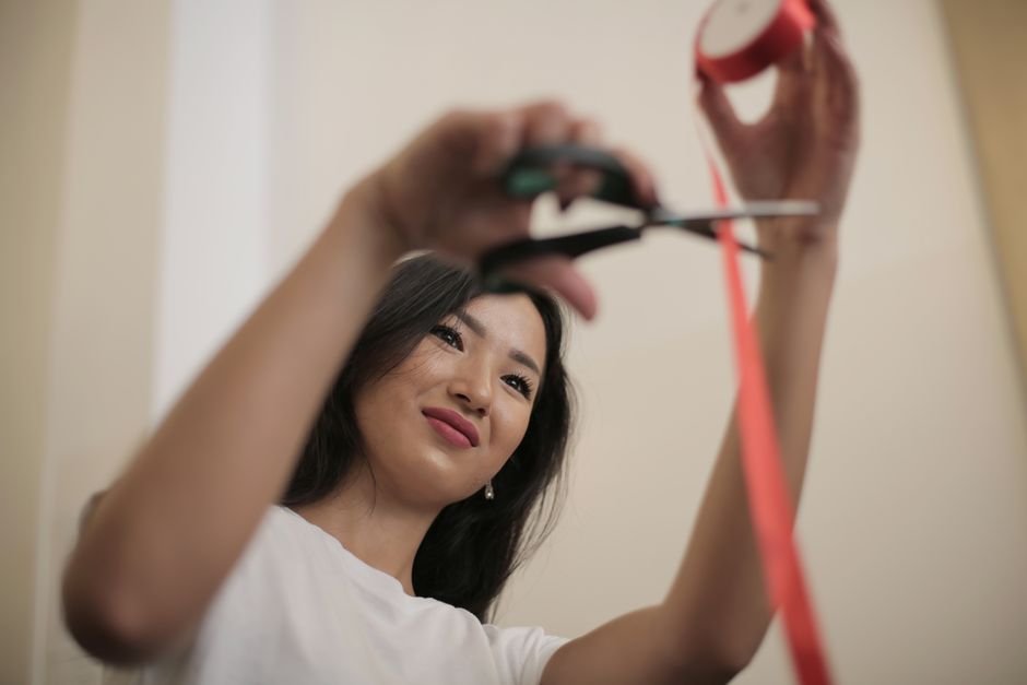 Fita inaugural sendo cortada em abertura de novo negócio