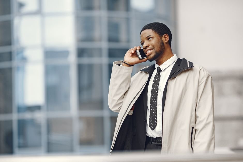 Profissional falando ao telefone em escritório