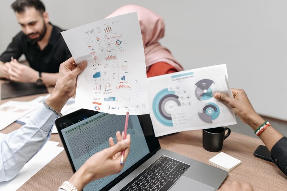 Planilha de dados sendo organizada e revisada em notebook