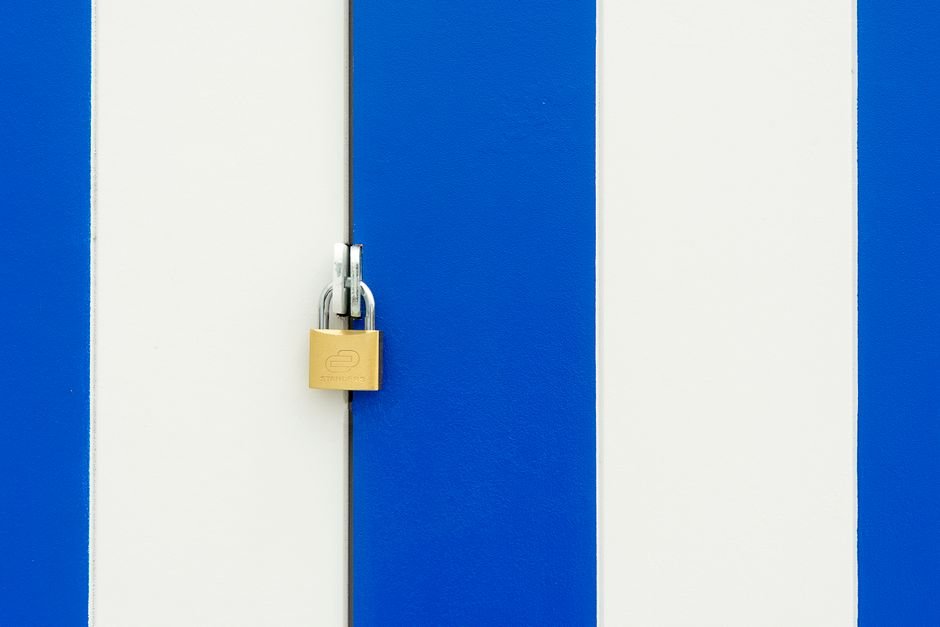 Documento e cadeado simbolizando proteção de dados pessoais