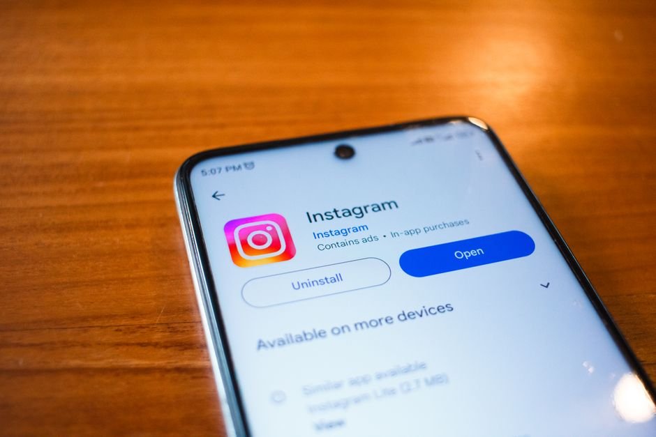 Celular exibindo perfil de Instagram de salão de beleza com fotos de trabalhos