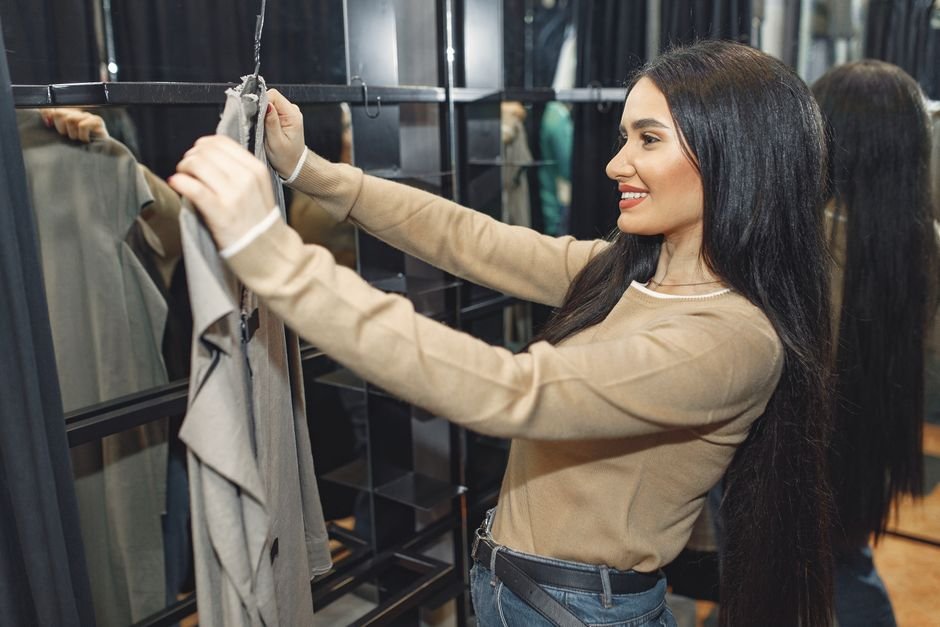 Provador de loja de roupas com espelho e boa iluminação