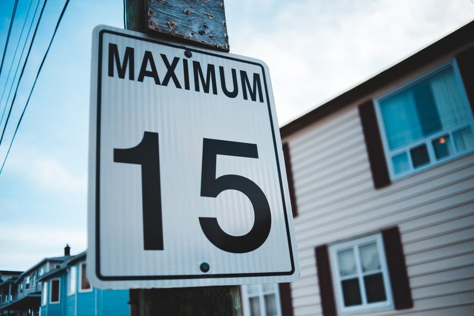 Placa de limite de velocidade simbolizando restrição de tráfego