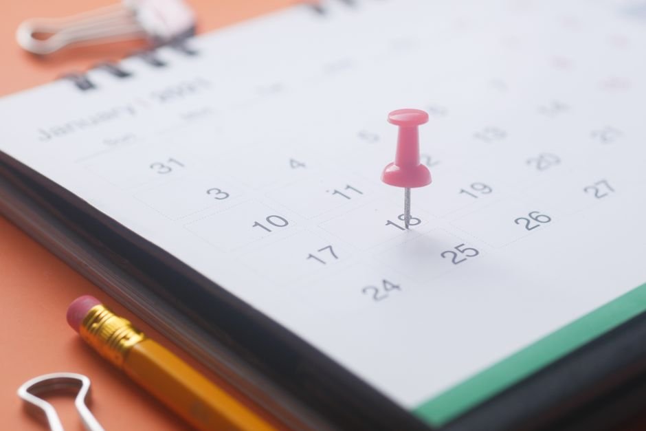 Calendário com data marcada sendo reorganizada para remarcação