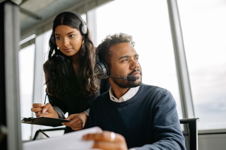 Atendente de suporte técnico usando headset em frente ao computador
