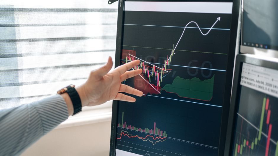 Tela de computador exibindo painel de métricas de campanha