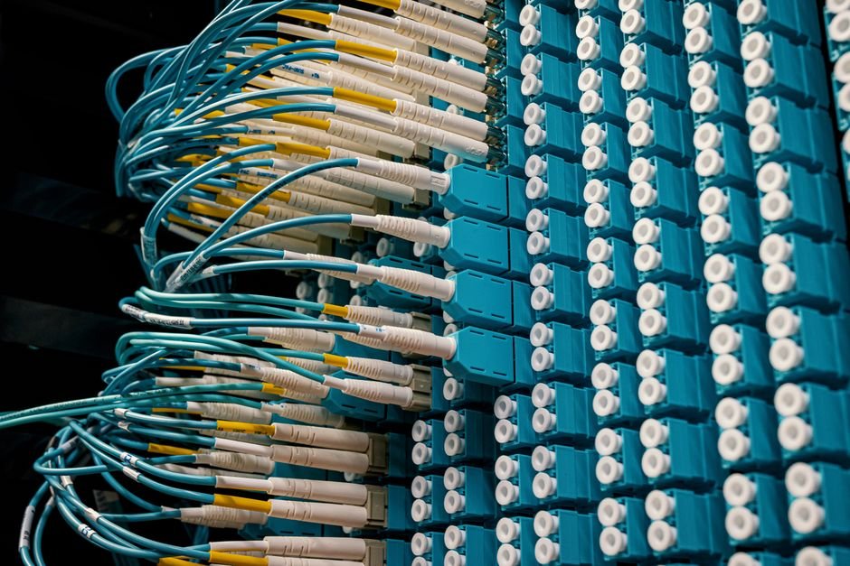 Cabos de servidor de dados representando comunicação entre sistemas